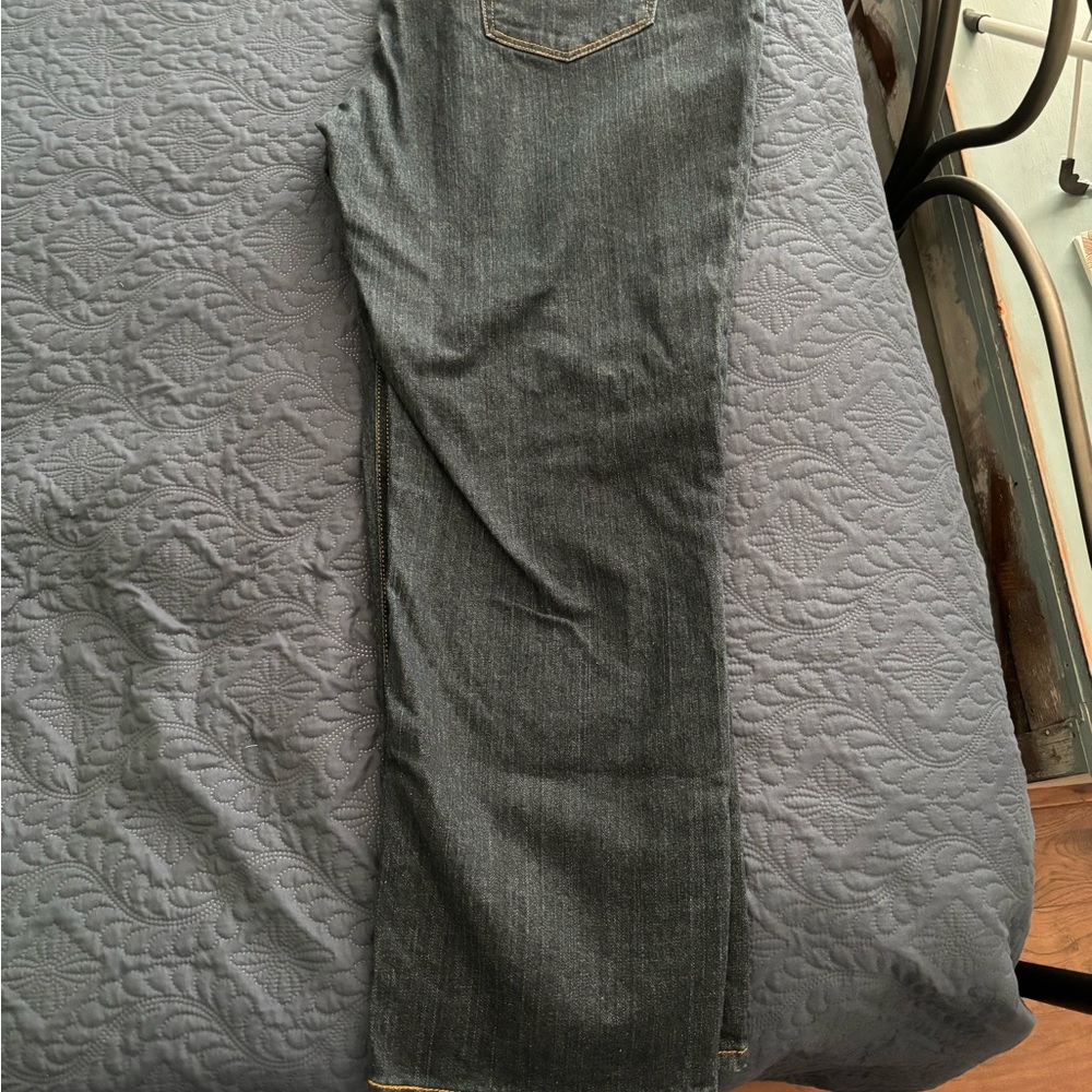 True color in second photo. Levi’s size 48/32